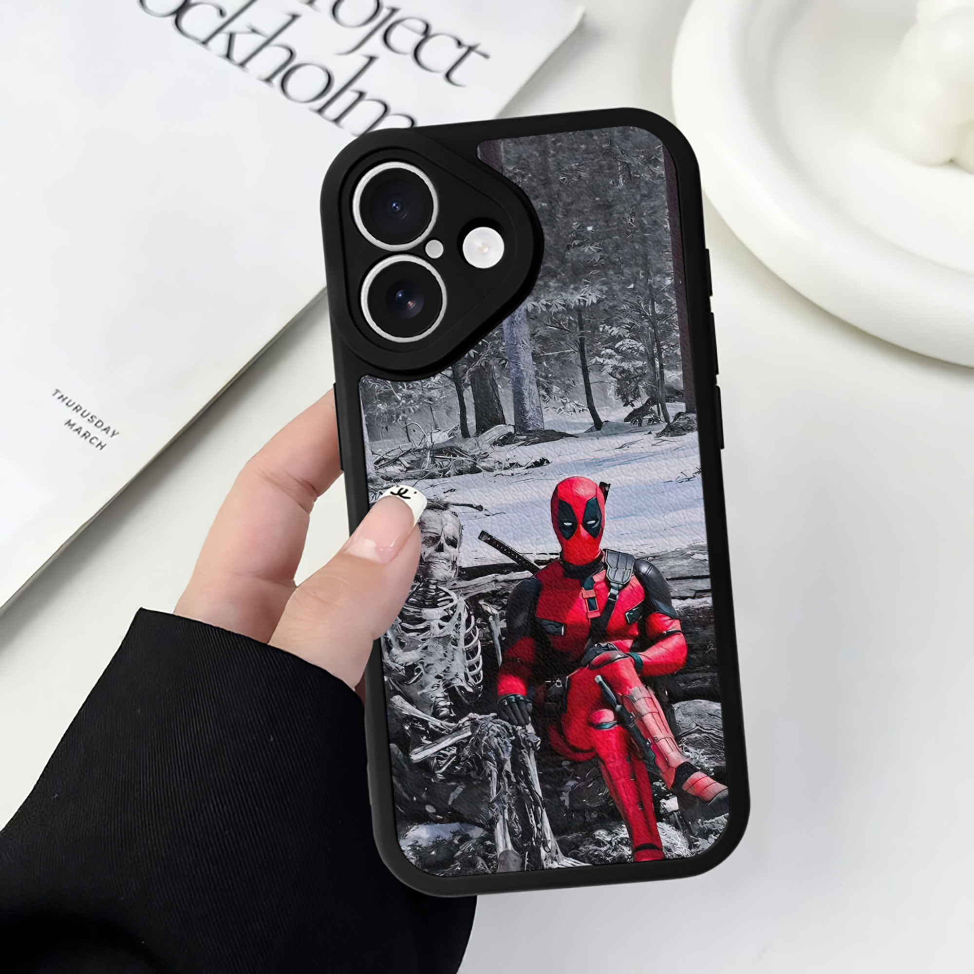 （画像用） Deadpool デッドプール 【iPhone 16シリーズ対応】シリコンスマホケース（レザー調） 材質：シリコン
